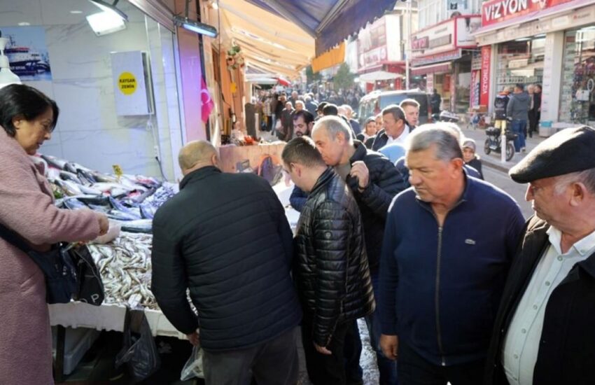 Fiyatı düşen hamsi kapış kapış satılıyor